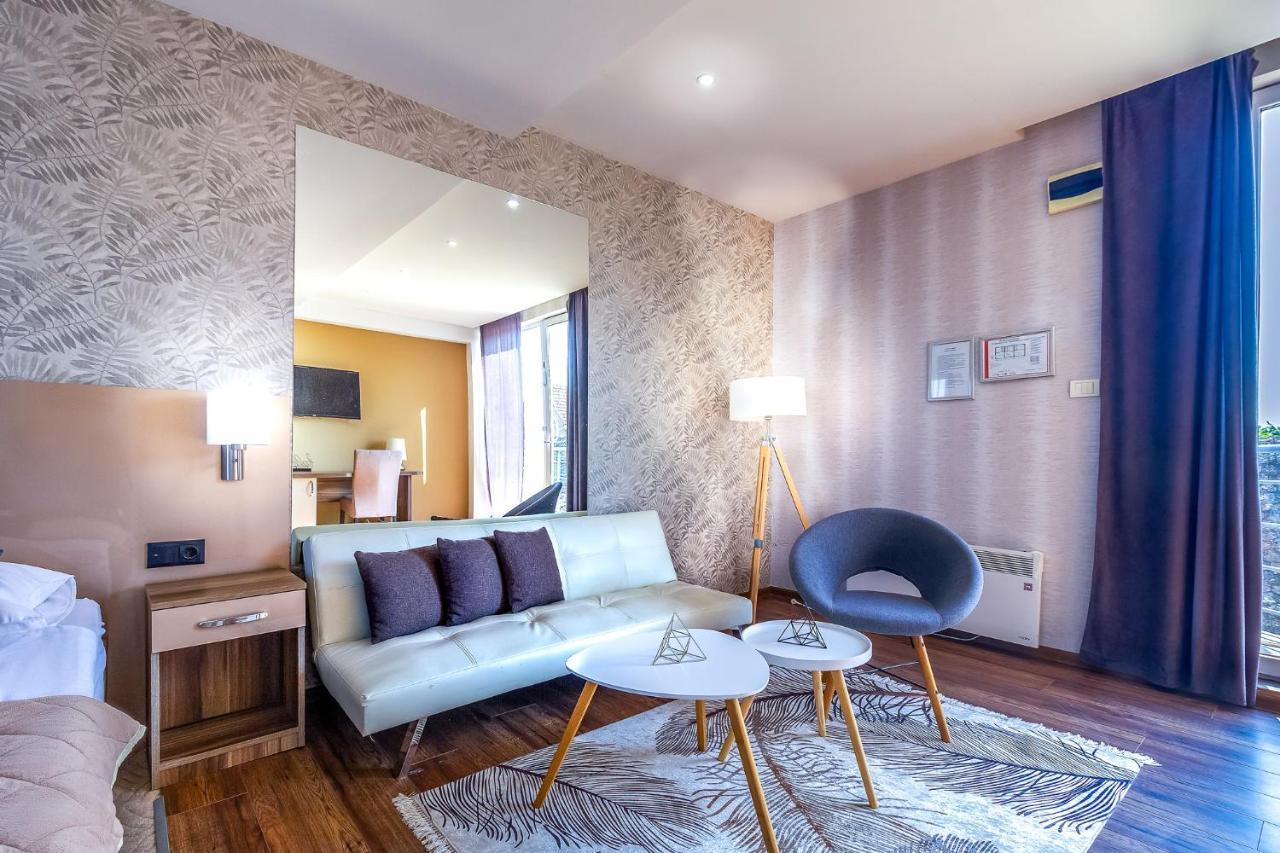 Plaza La - Night And Spa سريمسكا ميتروفيكا المظهر الخارجي الصورة