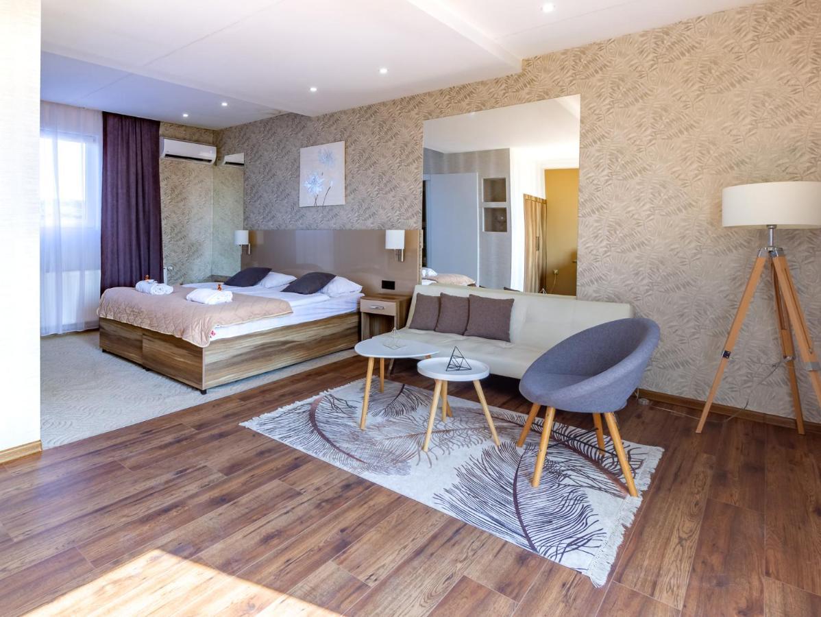 Plaza La - Night And Spa سريمسكا ميتروفيكا المظهر الخارجي الصورة
