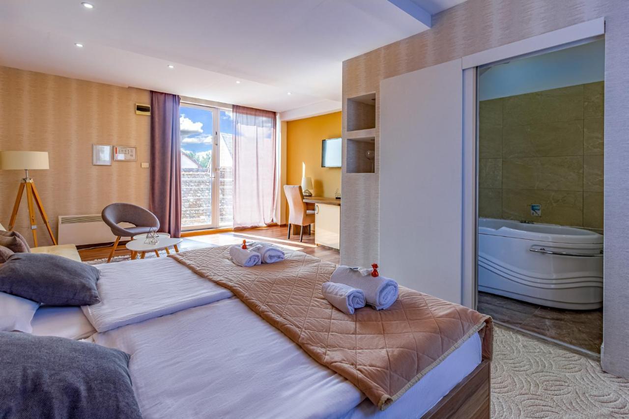 Plaza La - Night And Spa سريمسكا ميتروفيكا المظهر الخارجي الصورة