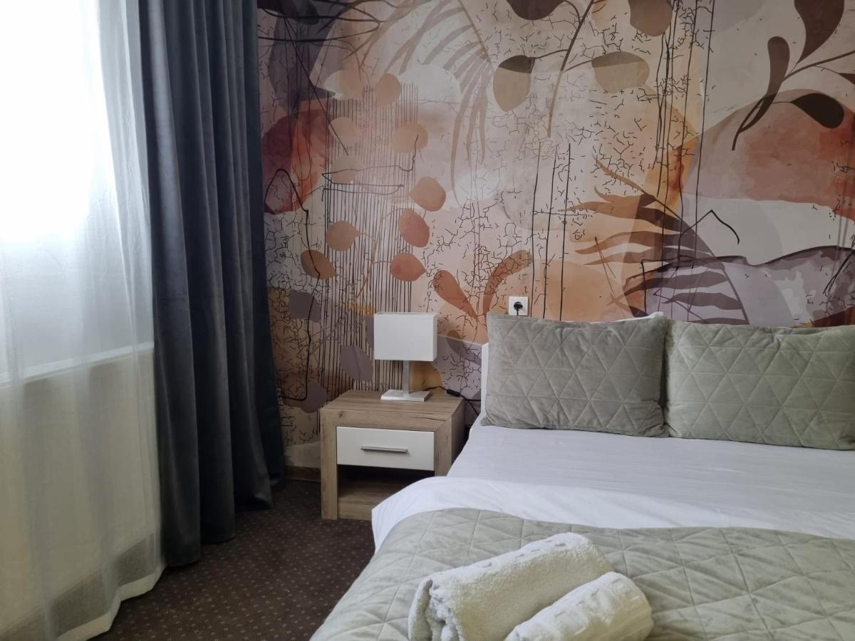 Plaza La - Night And Spa سريمسكا ميتروفيكا المظهر الخارجي الصورة