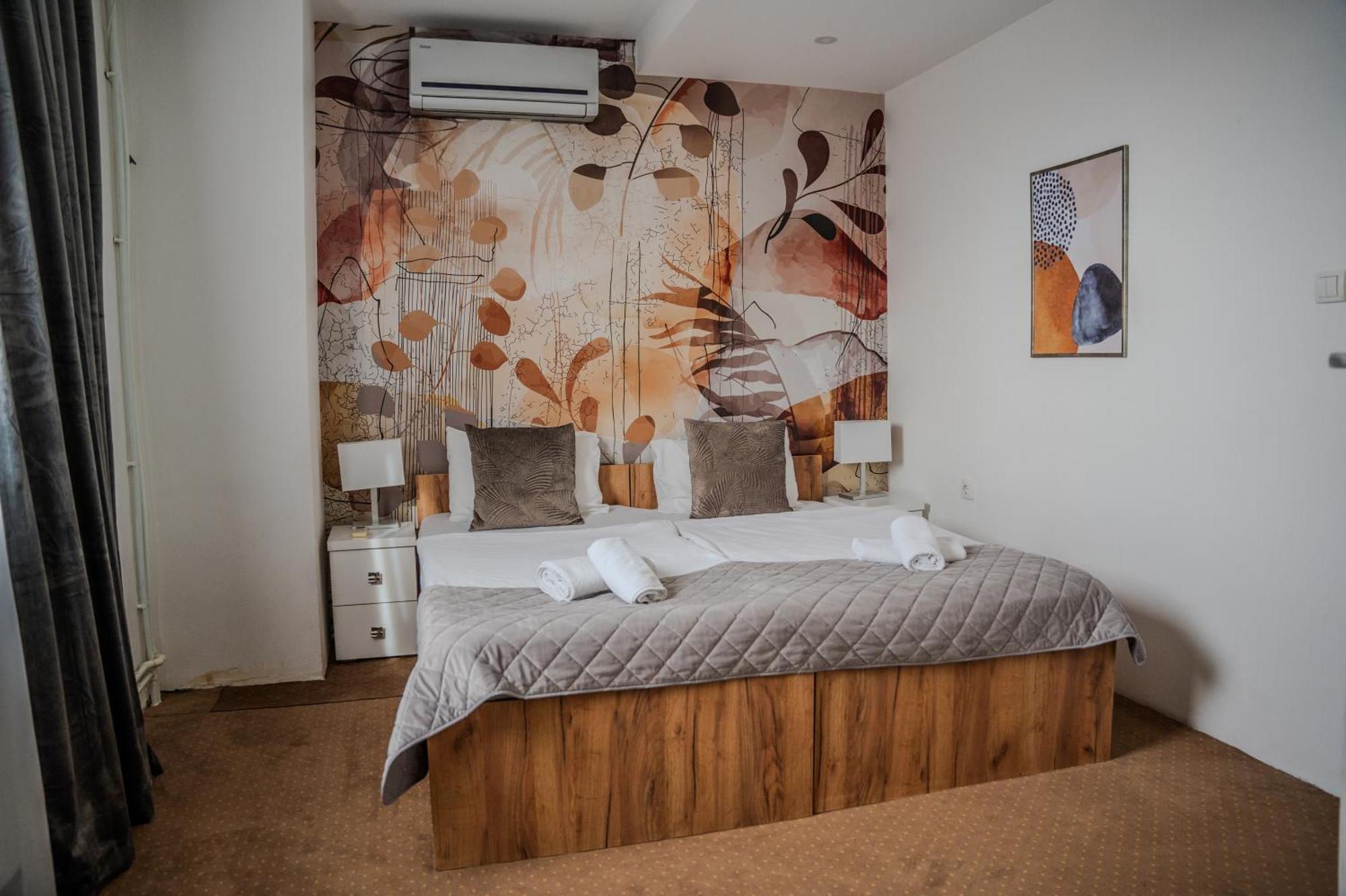 Plaza La - Night And Spa سريمسكا ميتروفيكا المظهر الخارجي الصورة