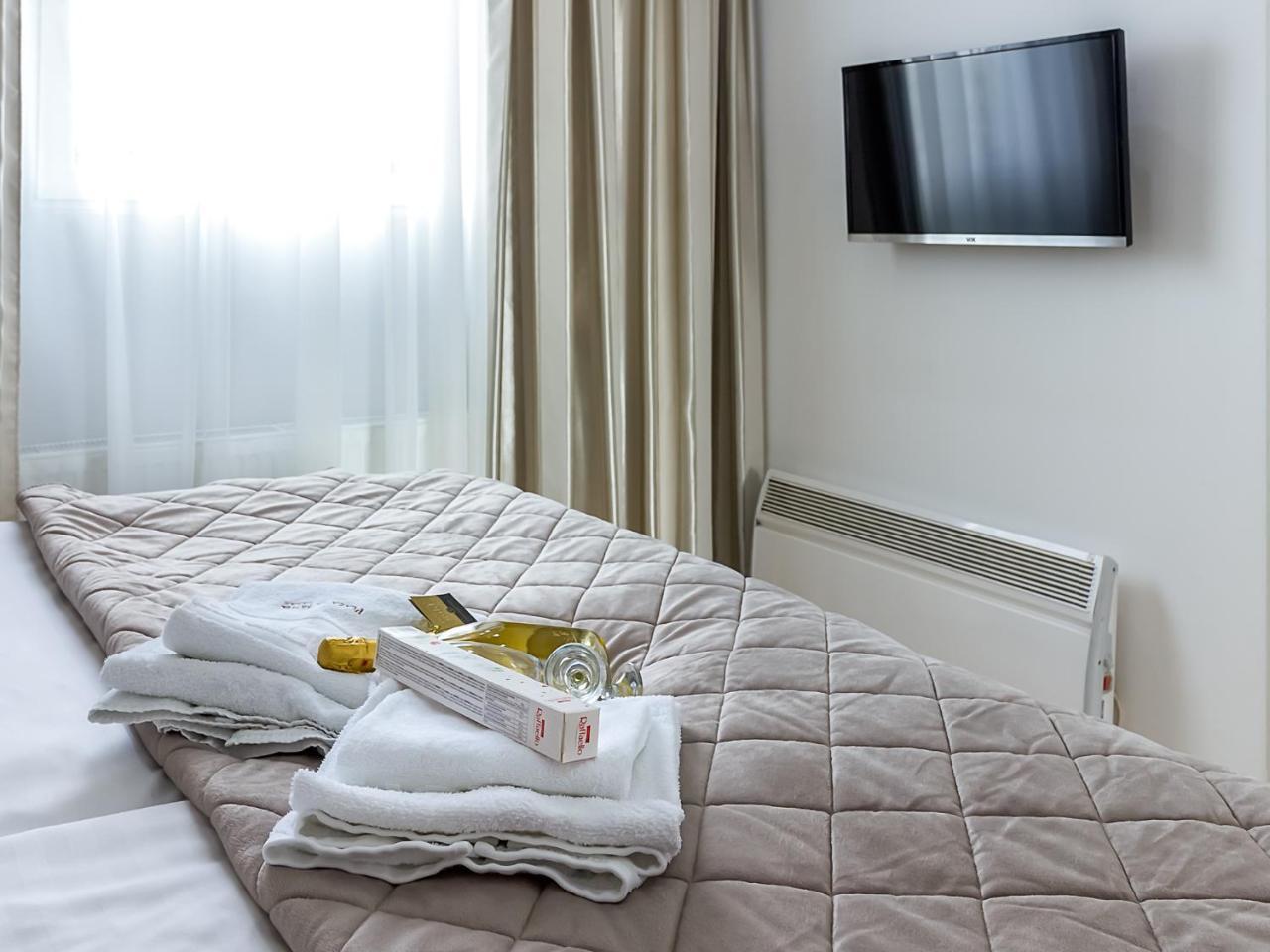 Plaza La - Night And Spa سريمسكا ميتروفيكا المظهر الخارجي الصورة