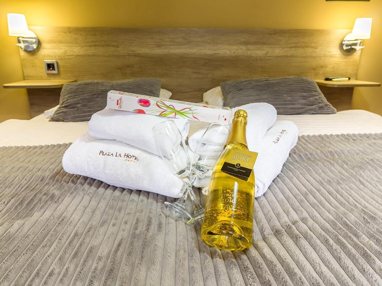 Plaza La - Night And Spa سريمسكا ميتروفيكا المظهر الخارجي الصورة