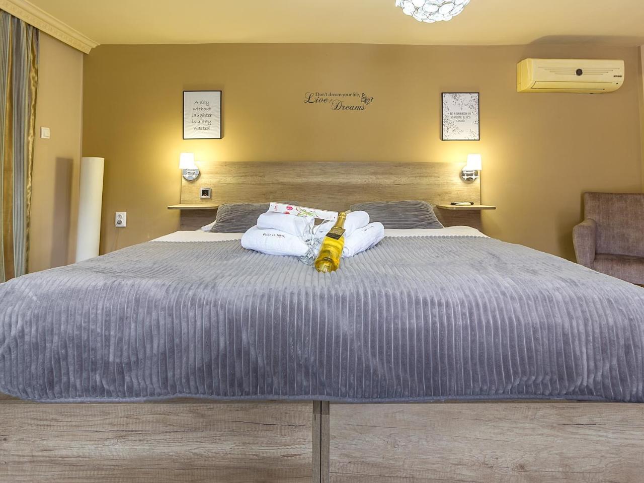 Plaza La - Night And Spa سريمسكا ميتروفيكا المظهر الخارجي الصورة